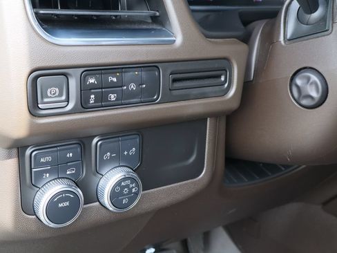 Certified 2023 GMC Yukon SLT w/ SLT Premium Package AWD/4WD image 13
