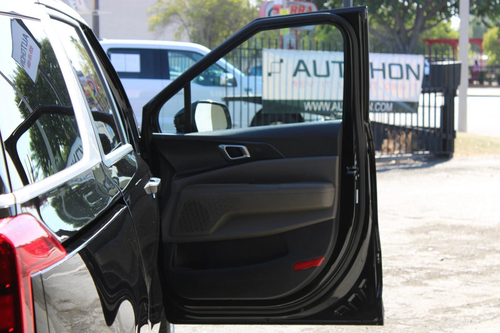 Used 2025 Kia Carnival FWD image 6
