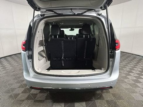 Used 2023 Chrysler Pacifica Touring-L FWD image 27