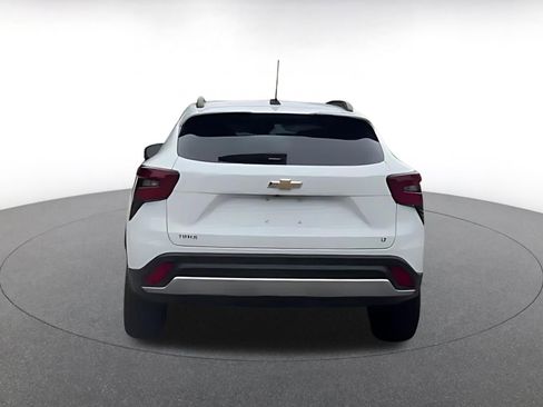 Used 2025 Chevrolet Trax LT FWD image 12