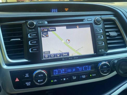 Used 2019 Toyota Highlander XLE AWD/4WD image 18