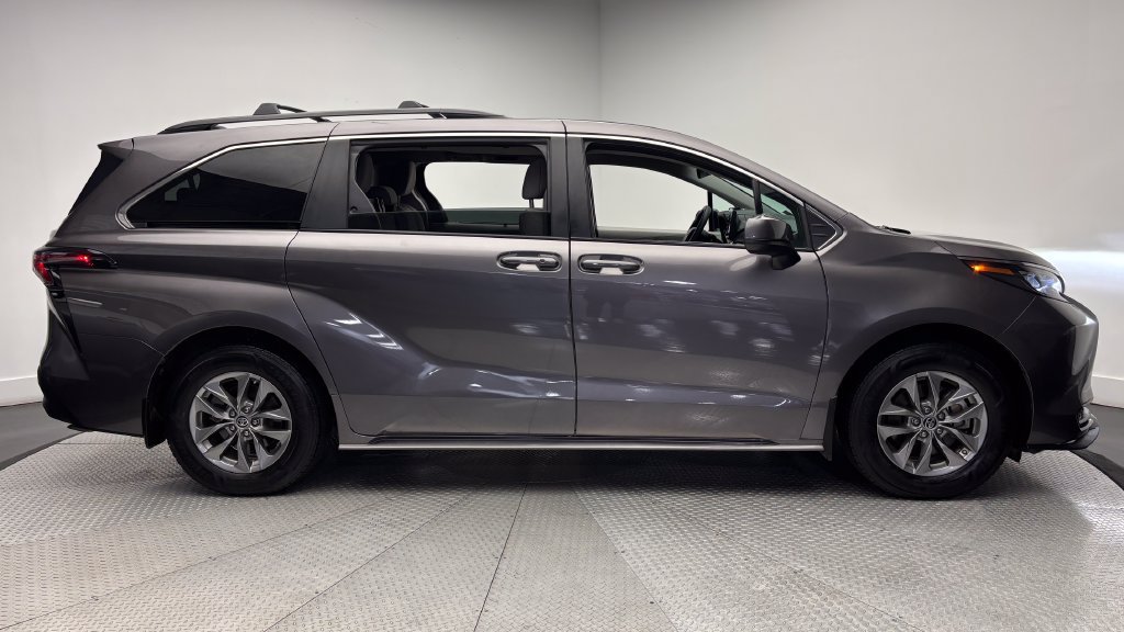 Certified 2024 Toyota Sienna LE FWD image 39