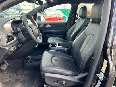 New 2026 Chrysler Pacifica Select