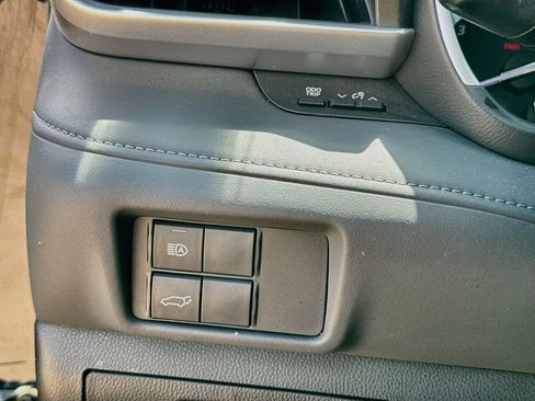 Used 2022 Toyota Highlander XLE FWD image 21