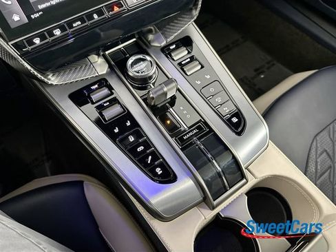 Used 2025 Aston Martin Vanquish image 24