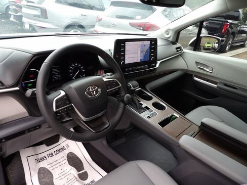 Used 2024 Toyota Sienna XLE w/ XLE Plus Package image 12