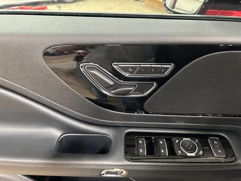 Certified 2025 Lincoln Aviator AWD image 14