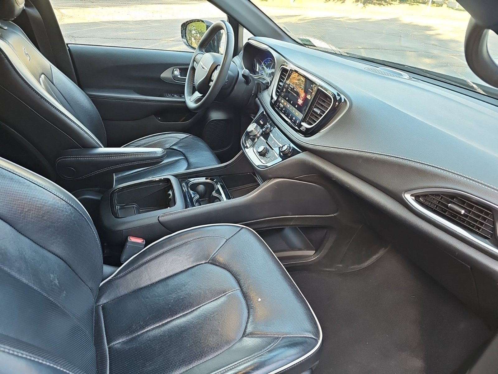 Used 2024 Chrysler Pacifica Premium FWD image 10