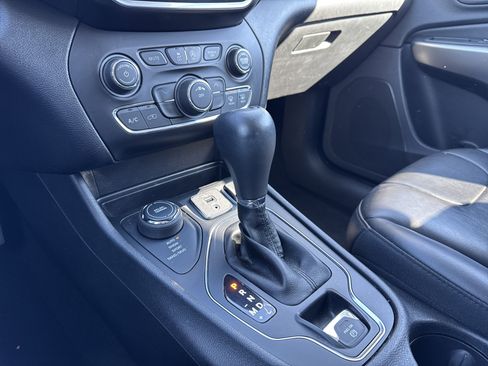 Used 2020 Jeep Cherokee Latitude Plus w/ Cold Weather Group image 24