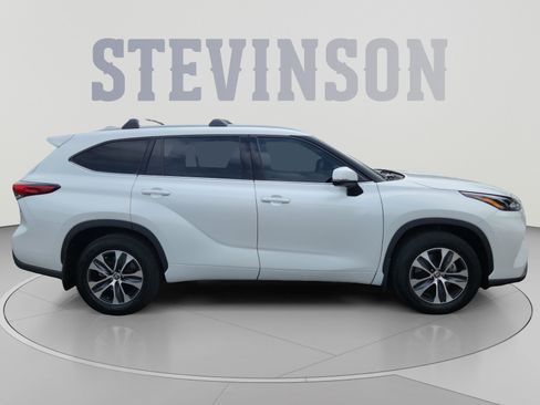 Used 2022 Toyota Highlander XLE AWD/4WD image 6