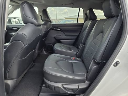 Used 2021 Toyota Highlander XLE FWD image 17
