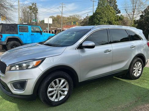 Used 2016 Kia Sorento LX Sport Utility 4D image 4