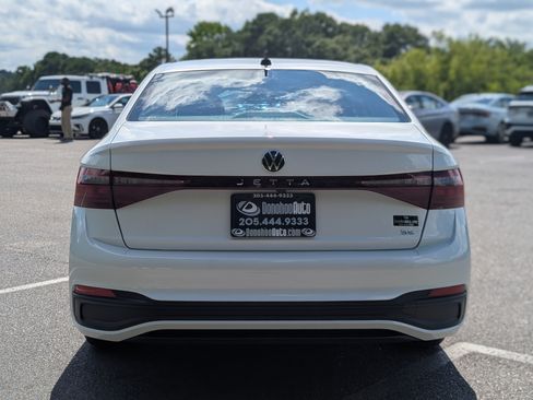 Used 2025 Volkswagen Jetta SE w/ Sunroof Package FWD image 8