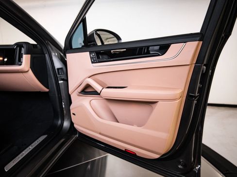 Certified 2024 Porsche Cayenne Turbo AWD/4WD image 28