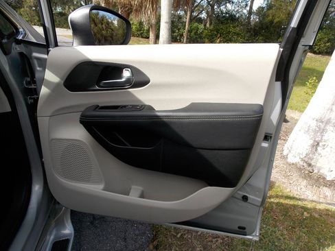 Used 2023 Chrysler Pacifica Touring-L image 19