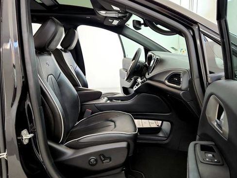 Used 2023 Chrysler Pacifica Limited w/ Uconnect Theater Family Group AWD/4WD image 17