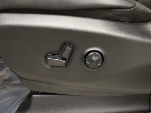 Used 2024 Chrysler Pacifica Limited FWD image 13