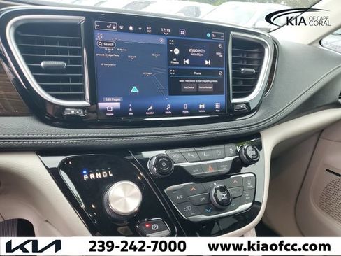 Used 2022 Chrysler Pacifica Limited FWD image 32