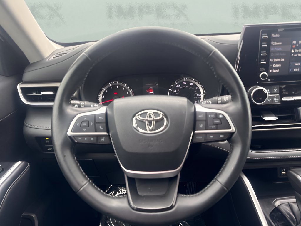 Used 2022 Toyota Highlander LE AWD/4WD image 13