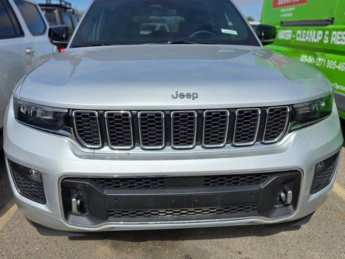 Used 2023 Jeep Grand Cherokee Overland image 2