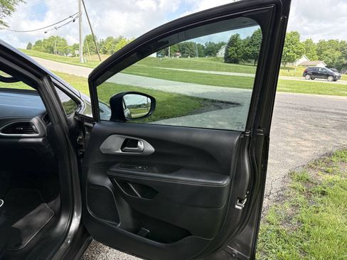 Used 2018 Chrysler Pacifica Limited w/ Advanced Safetytec Group FWD image 37