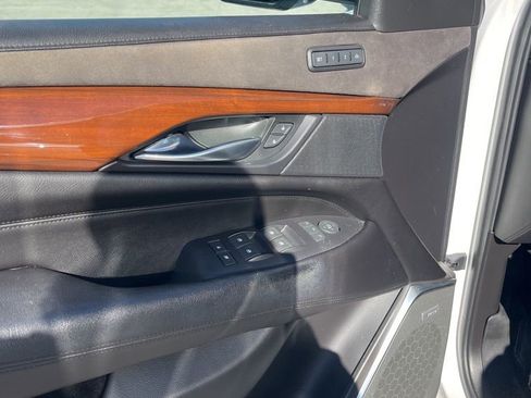 Used 2018 Cadillac Escalade Luxury image 16