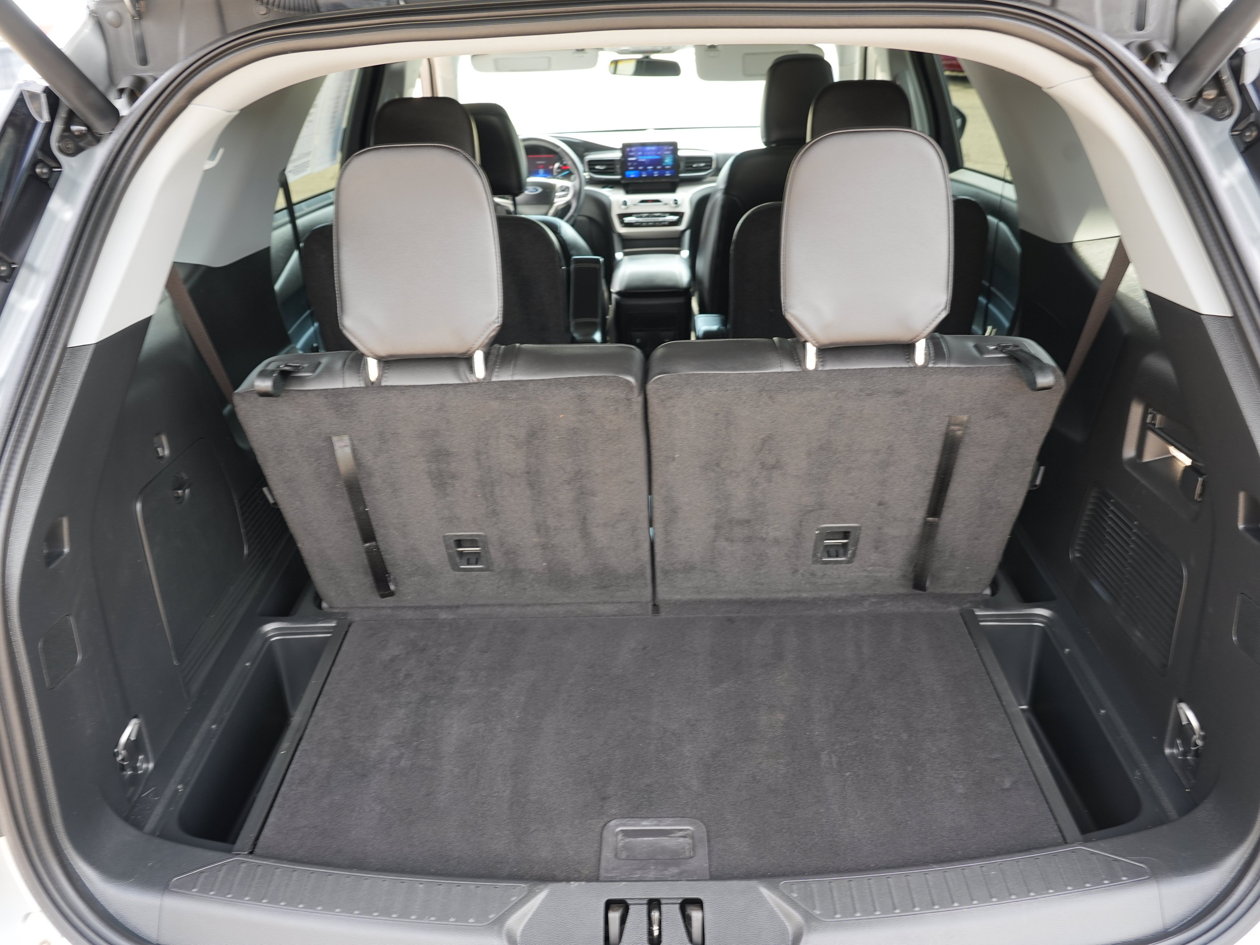 Used 2023 Ford Explorer XLT w/ Equipment Group 202A AWD/4WD image 31