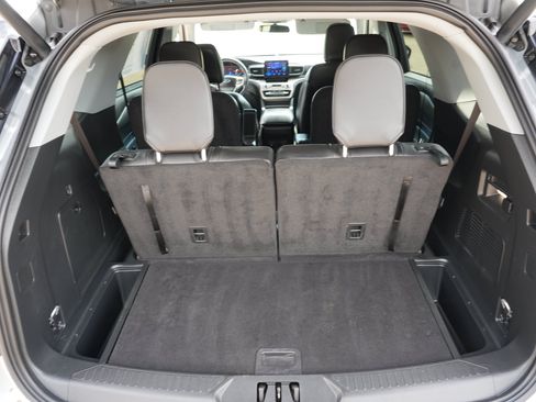 Used 2023 Ford Explorer XLT w/ Equipment Group 202A AWD/4WD image 31