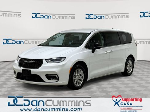 Used 2024 Chrysler Pacifica Touring-L FWD image 1