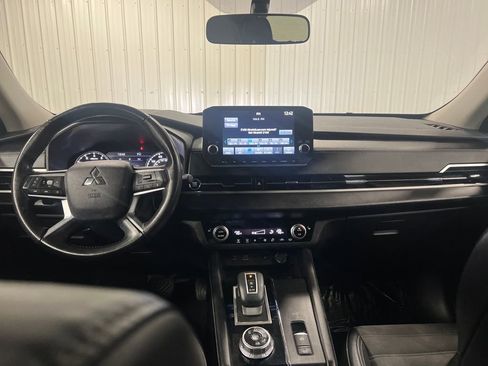 Used 2022 Mitsubishi Outlander SE image 16