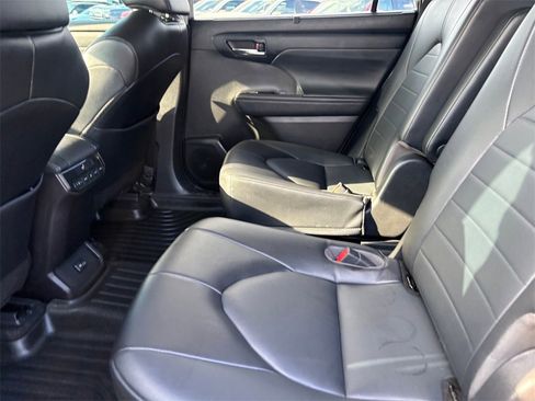 Used 2022 Toyota Highlander XLE image 30
