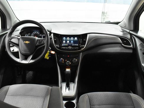Used 2018 Chevrolet Trax LS image 2