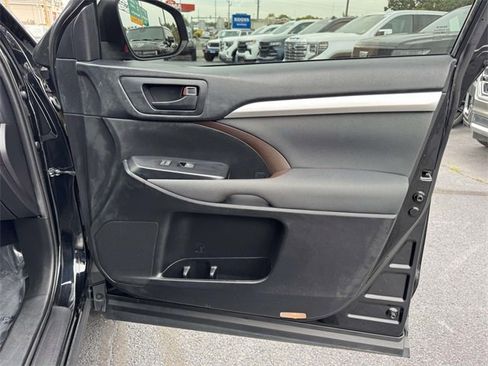 Used 2019 Toyota Highlander LE image 6