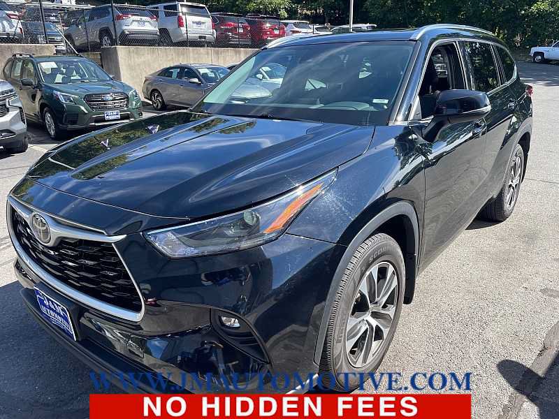 Used 2021 Toyota Highlander XLE AWD/4WD image 1
