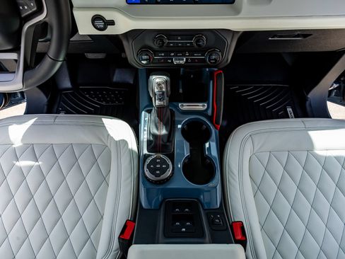 Used 2025 Ford Bronco Heritage Edition AWD/4WD image 29