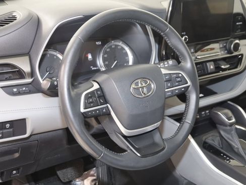 Used 2023 Toyota Highlander XLE image 6
