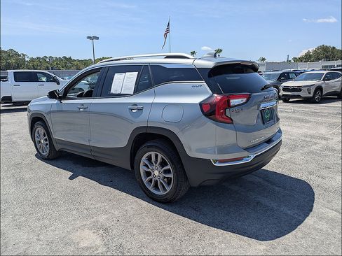 Used 2024 GMC Terrain SLT AWD/4WD image 5