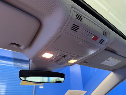 Used 2025 Volkswagen Jetta SE w/ Sunroof Package FWD image 23