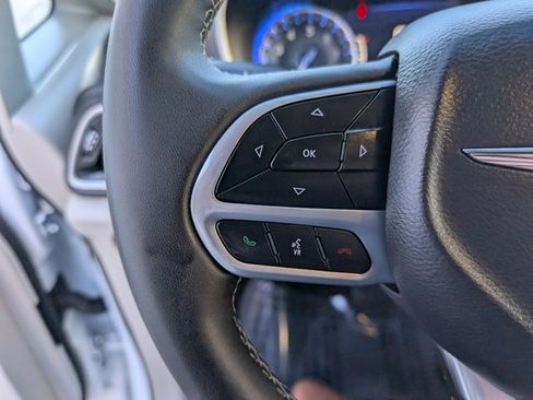 Used 2024 Chrysler Pacifica Touring-L image 11