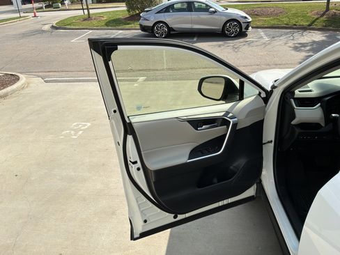 Used 2023 Toyota RAV4 XLE w/ Convenience Package image 17