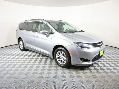 Used 2020 Chrysler Pacifica Touring-L image 9
