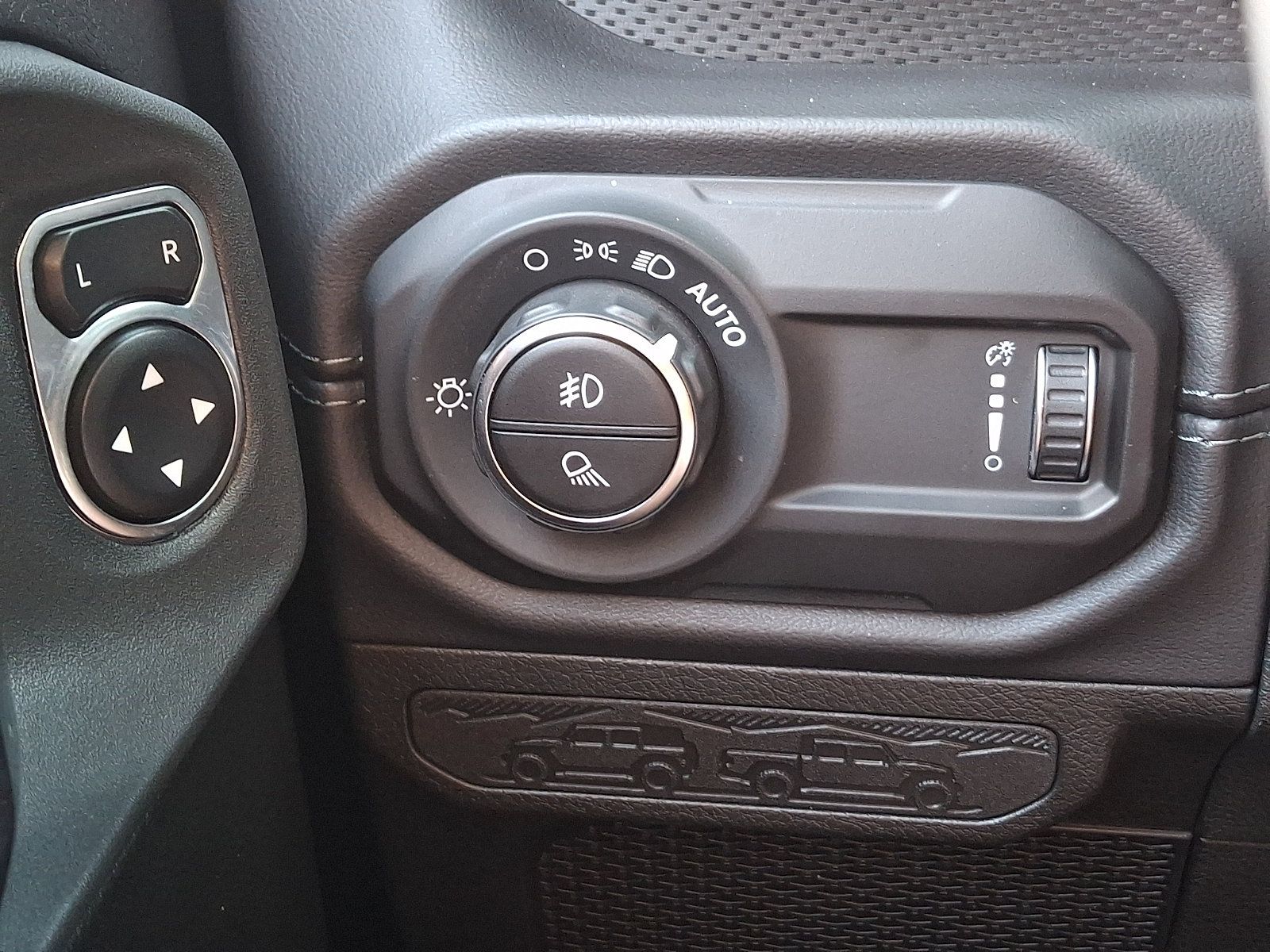 Used 2025 Jeep Gladiator Mojave w/ Safety Group AWD/4WD image 22