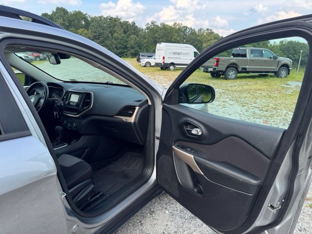 Used 2017 Jeep Cherokee Sport FWD image 13