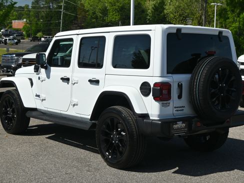 Used 2025 Jeep Wrangler Sahara image 11