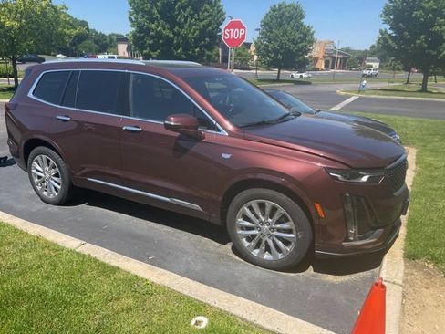 Used 2023 Cadillac XT6 Premium Luxury w/ Technology Package AWD/4WD image 2