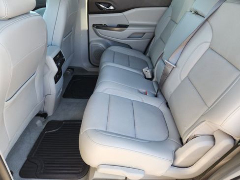 Used 2023 GMC Acadia SLT image 32