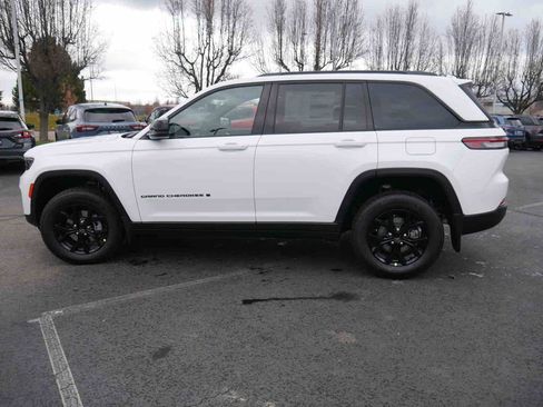 New 2025 Jeep Grand Cherokee Altitude image 17
