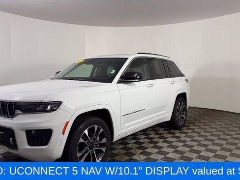 Used 2022 Jeep Grand Cherokee Overland w/ Luxury Tech Group IV AWD/4WD image 3
