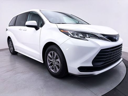 Used 2022 Toyota Sienna LE FWD image 9