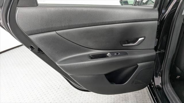 Used 2025 Hyundai Elantra SE FWD image 16